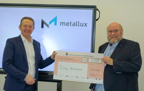 CEO Andreas Oberascher übergibt dem Vorstand der Stiftung, Jürgen Müller, einen Spendenscheck in Höhe von 2.500 Euro 