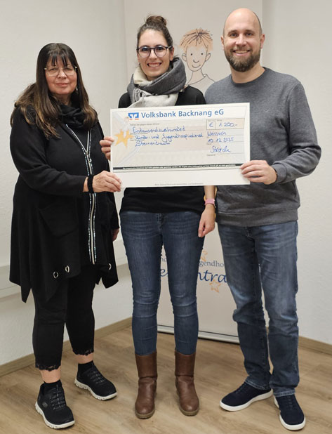 Das Bild zeigt drei Personen, die einen übergroßen Scheck der Volksbank Backnang eG in den Händen halten. Der Scheck ist über 1.200 Euro ausgestellt und für 