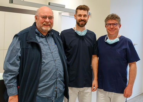 Vorstand Jürgen Müller, Dr. Jürgen Holzwarth und Dr. Daniel Holzwarth bei der Scheckübergabe